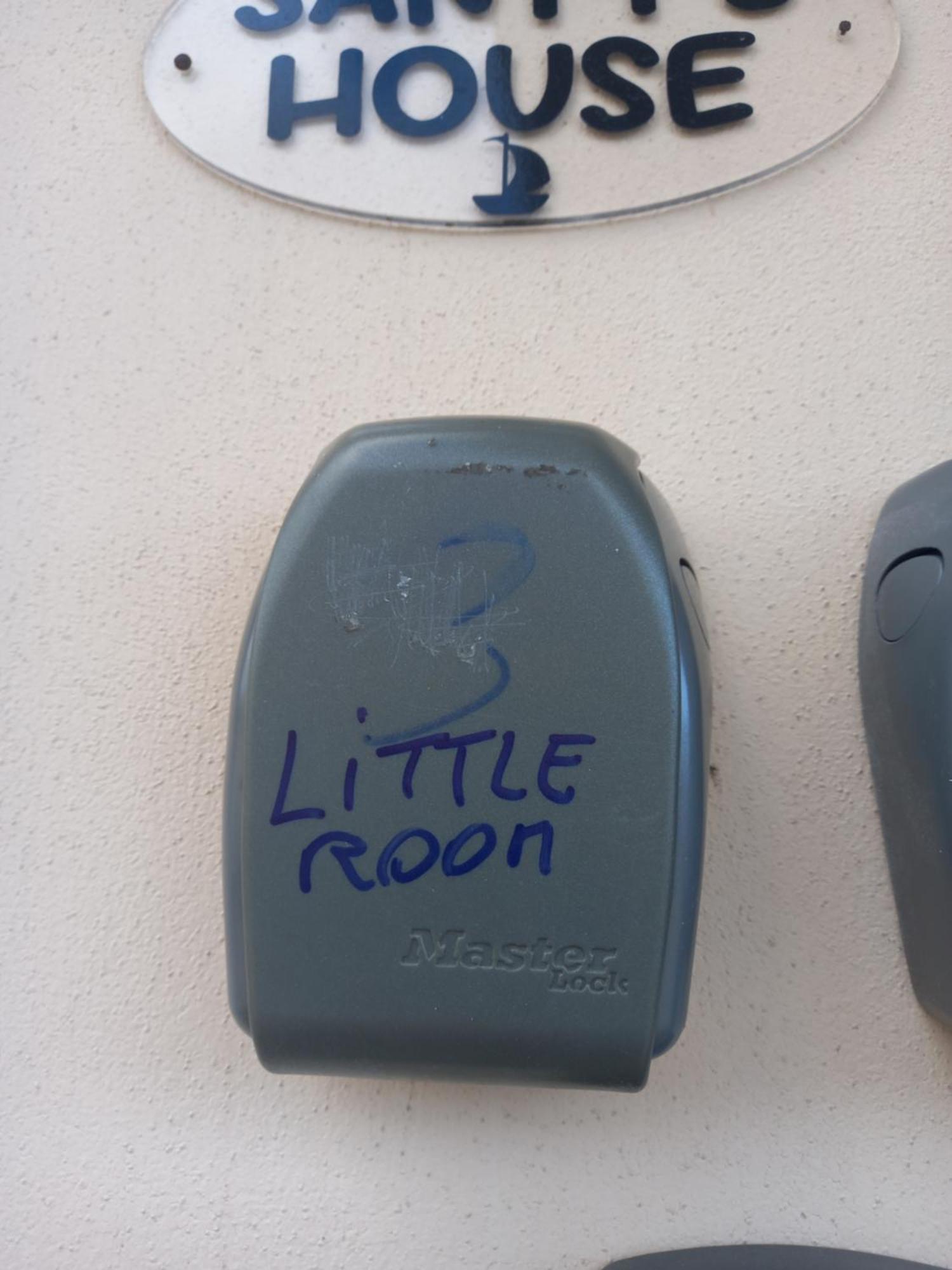 Santy's Rooms: Shared Bath, Central Location, Near Rome Fair Fiumicino Room photo